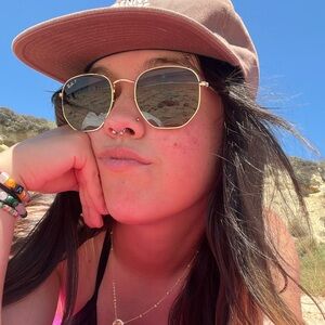 Meet your Posher, Iris